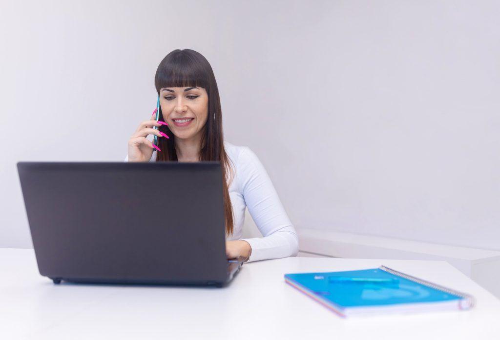 Elena Rebollo al teléfono como Closer de Ventas